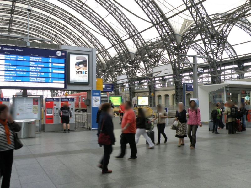 Hbf, Querbahnsteig, Abf.-Anzeigetafel, re.