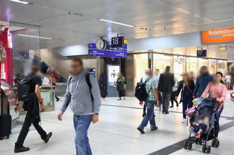 Hbf, Passage, vor Aufg. Gl. 17/18, Süds. re.