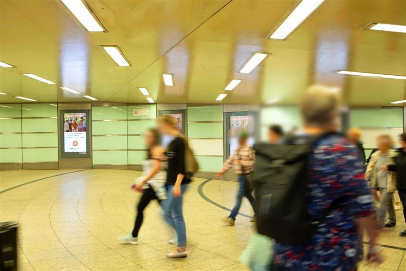 Hbf, Verteilerebene, Ri. U-Bahn, li., 1. Sto.