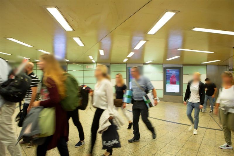 Hbf, Verteilerebene Ri. U-Bahn, li., 4. Sto.