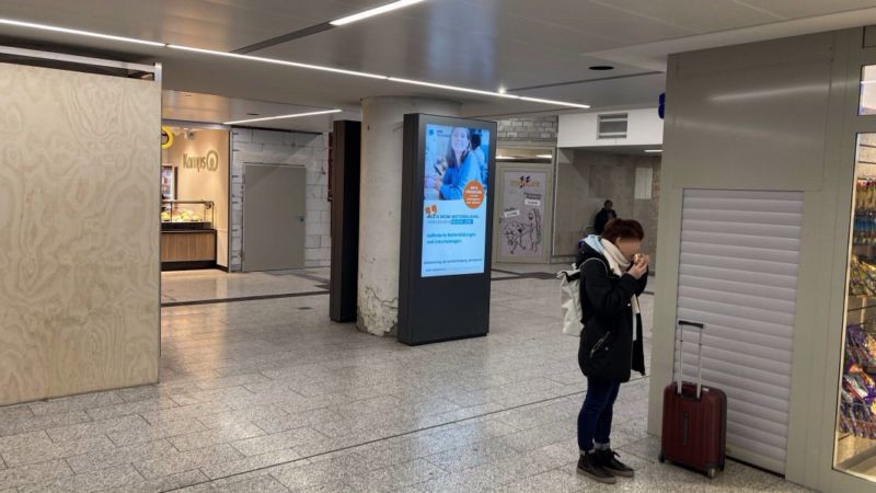 Hbf,Überg.z.U-Bahn,Säule6 m.Bild zur PU