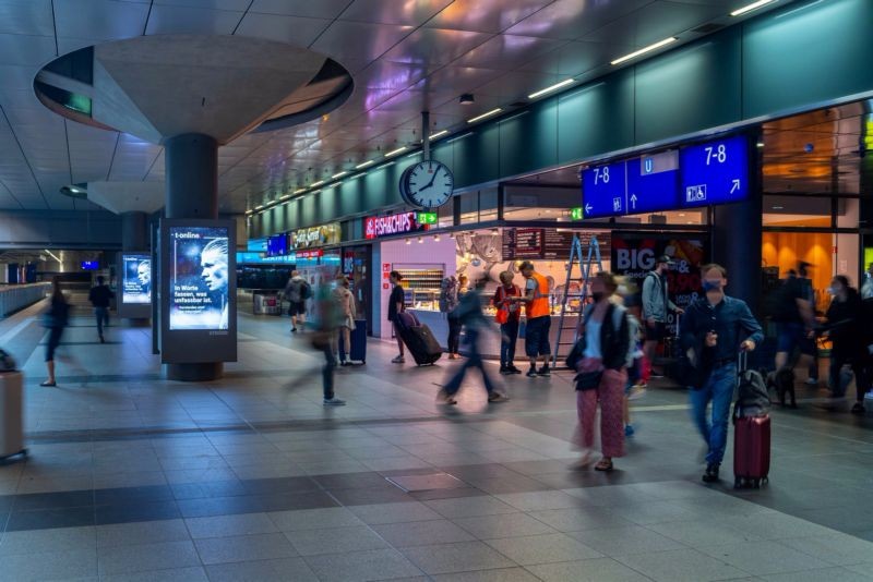 Hbf, E-1, Ostseite Säule 2, Sicht S