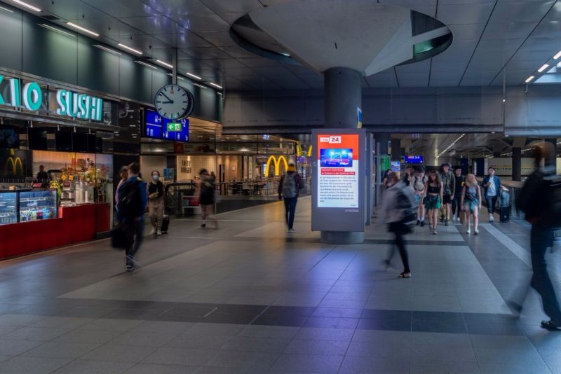 Hbf, E-1, Westseite Säule 1, Sicht S