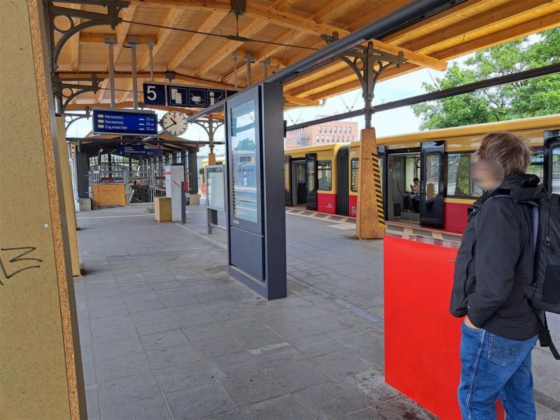 S-Bf Schöneweide, Bstg. A, 1.Sto., Si. Ri.Vorpl.J.