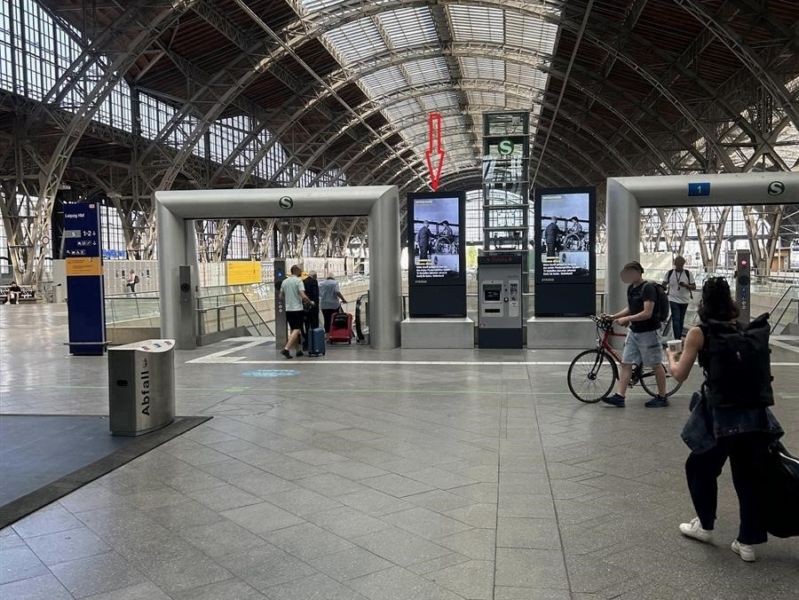Hbf, Eing. City Tunnel, Geländer li.