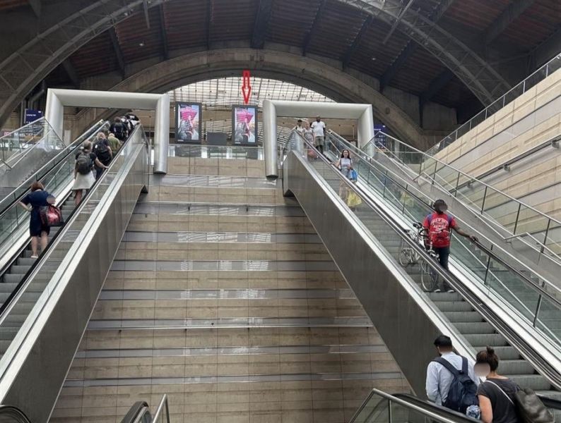 Hbf, Ausg. City Tunnel, Geländer re.