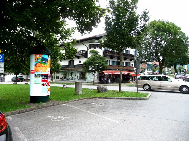 Münchner Straße gg. 3, B 318 / Adrian-Stoop-Straße