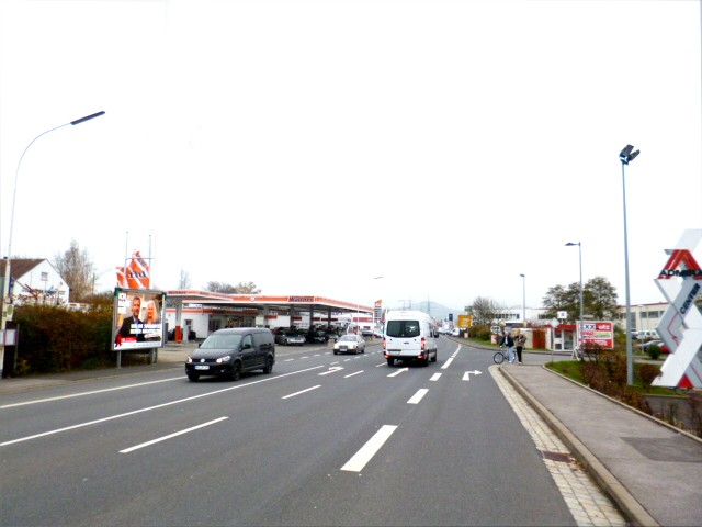 Zeiler Straße 37, B 26 gg. Admira-EK-Center, Tankstelle