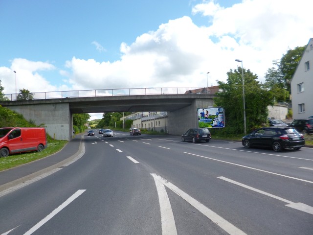Meininger Straße, B19 nähe/Coburger Straße (rechts v.Brücke)