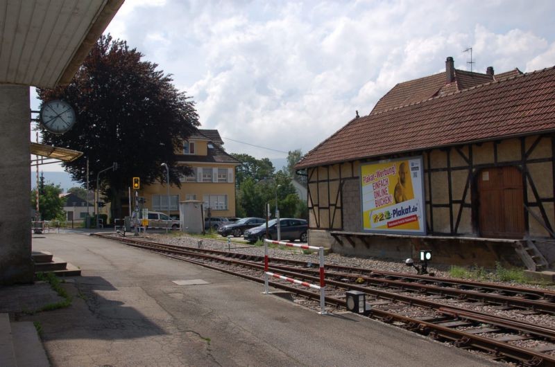 Bahnhofstr/bei Bahnübergang (quer zur Str)