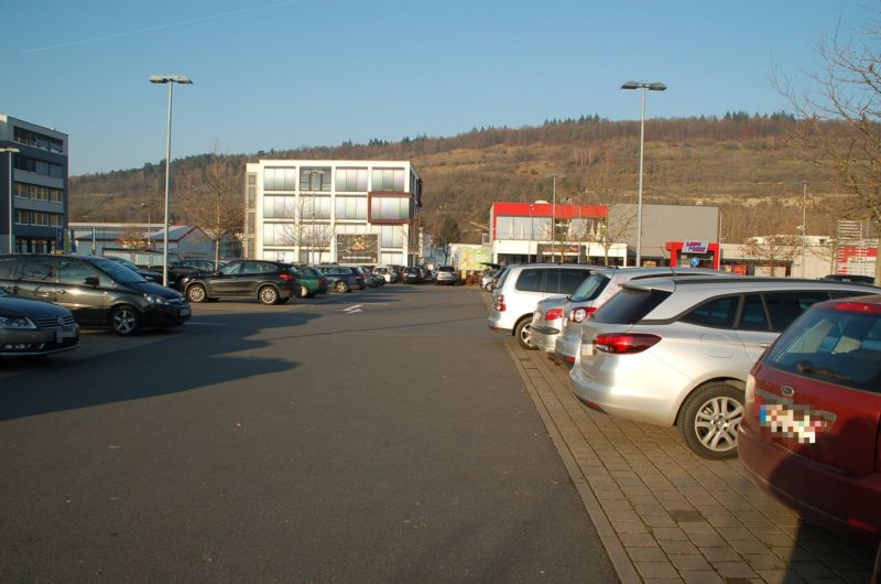 Johann-Hammer-Str. 1 /E-center/neb. Einfahrt/Sicht Markt