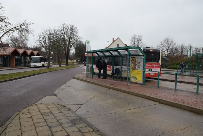 An der Eisenbahn/Busbahnhof/Bussteig 4/HTS lks (innen)
