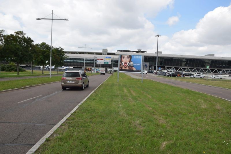 Flughafen Leipzig/Flughafenallee/Einfahrt Check-In/quer