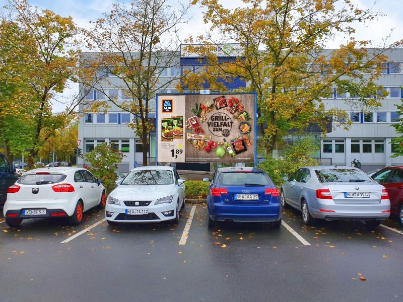 Leibnitzstr. - Großparkplatz an den Naabwiesen links
