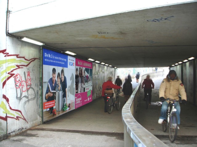 Am Bahnhof/Fußgängerunterführung, links