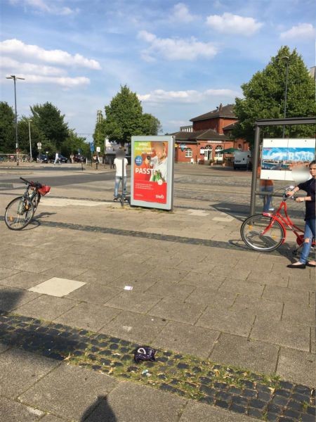 Vegesacker Bahnhofsplatz geg. Fahrrad-PH VS