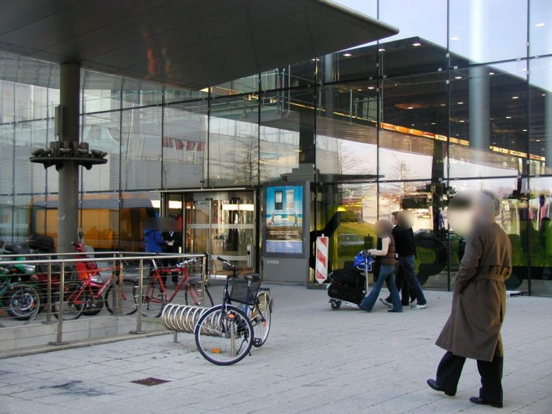 Ankunft T2 (Eingang Busbahnhof)