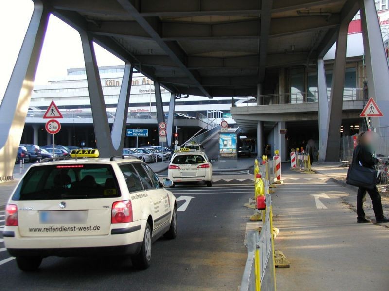 Ankunft vor Einfahrt P1 (rechts)/Taxirampe