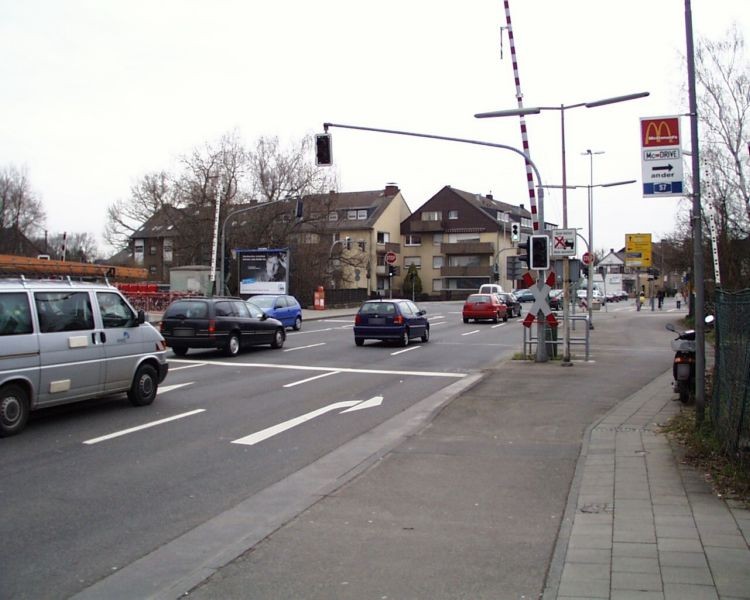Kaarster Str./Nh. Neersener Str./Bahnüb./We.li.