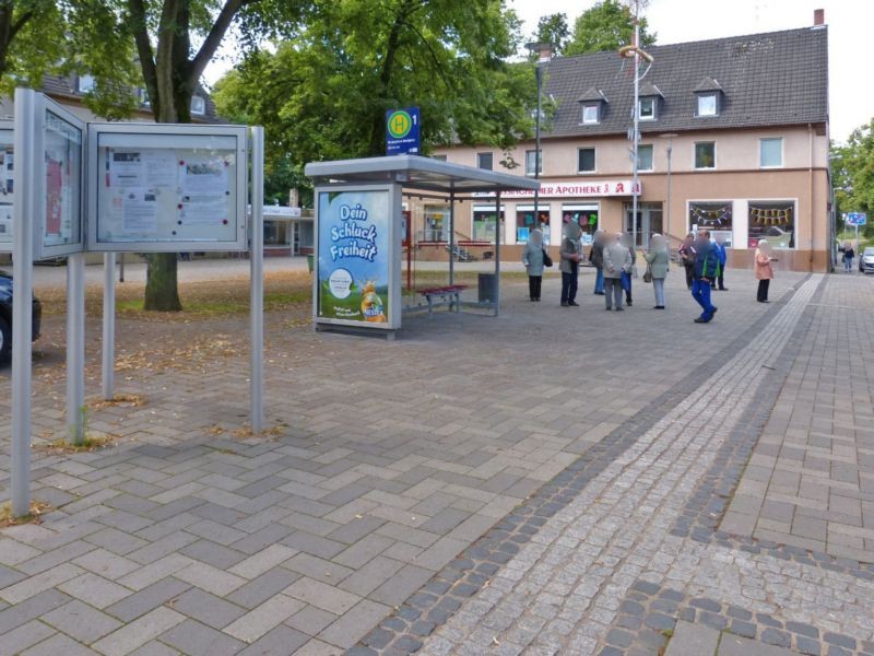Dorfplatz geg. 1/Hermann-Grothe-Str./We.li.
