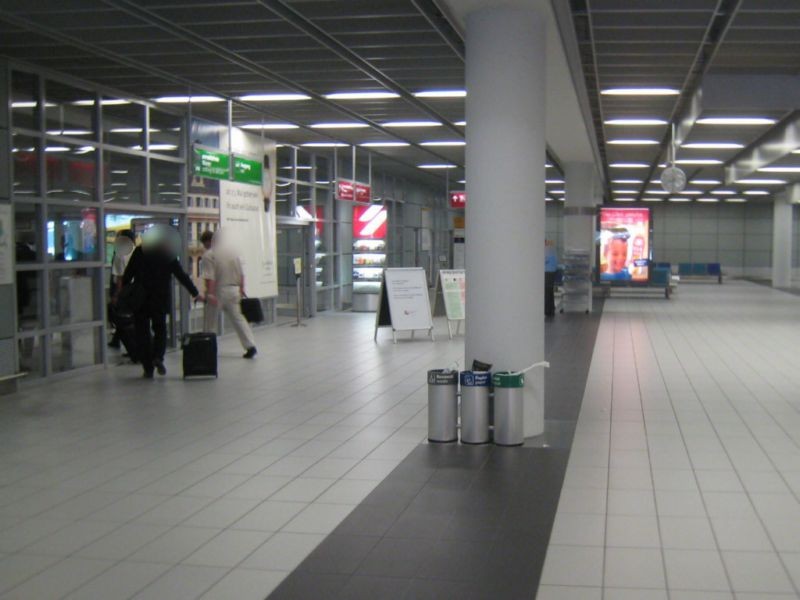 Flughafen - Gepäckband-Areal li.