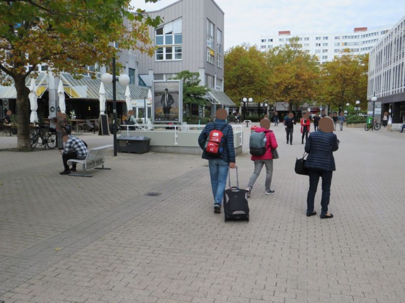 Rosenkavalierplatz vor 11/Marktplatz li.