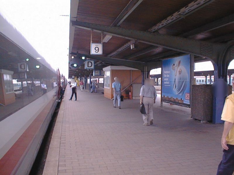 Bf, Bstg., Gleis 9, neben Aufsicht