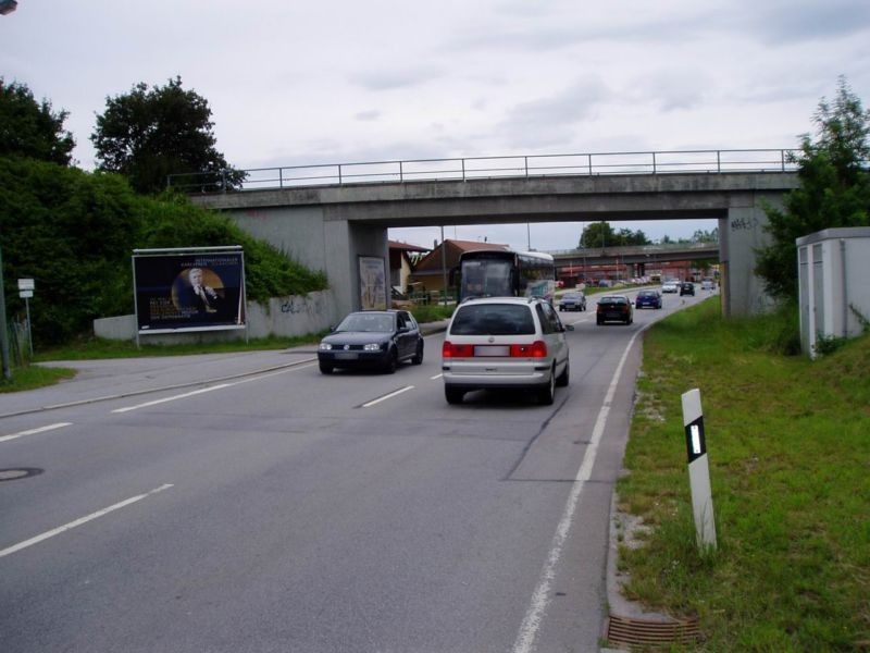Regensburger Str. (B8) vor Brücke li.