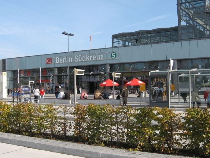 S-Bf Südkreuz, Vorplatz, HST hi. li.. Außenseite