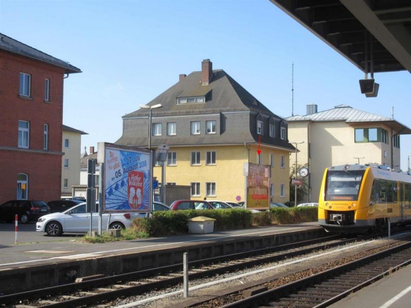 Bahnhofsplatz/Bahnhof/Sicht Bahnsteig/re.