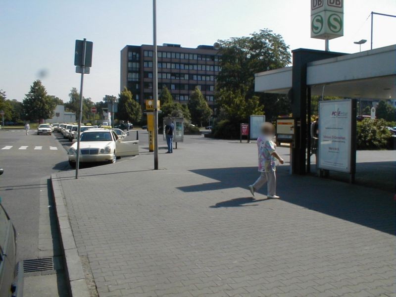 Hbf, am Eingang, Seite Taxistand, Si. Taxis